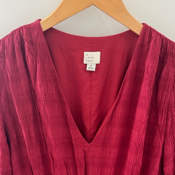 🍷 Deep Red V-Neck Dress with Gathered Detail - Picture 3 of 8